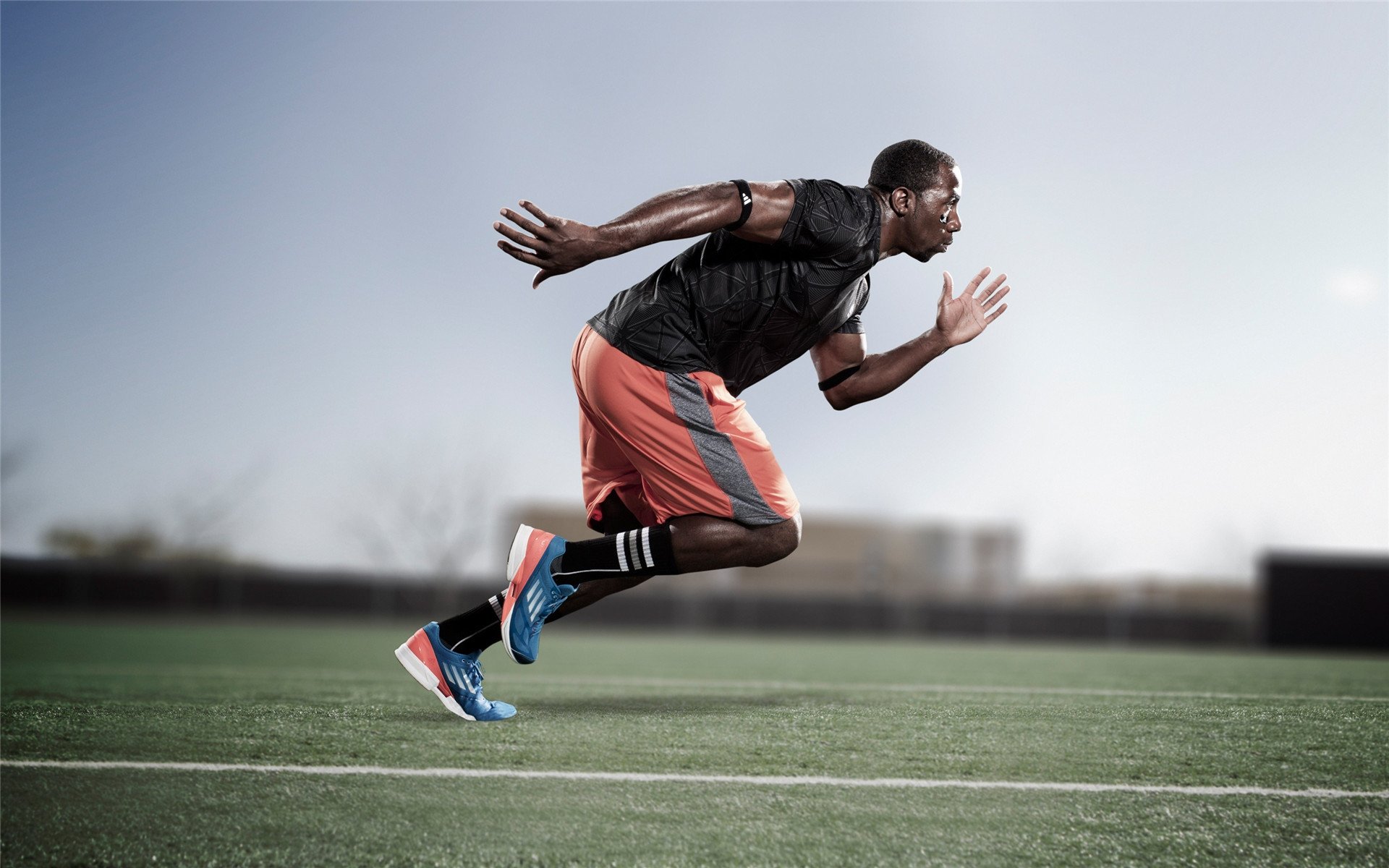 青少年“多球类体验节” 一天尝试足球、篮球、网球与棒球